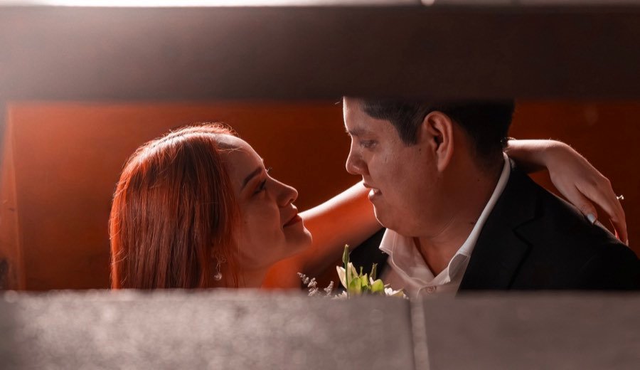 Denis y Everth mirándose de cerca