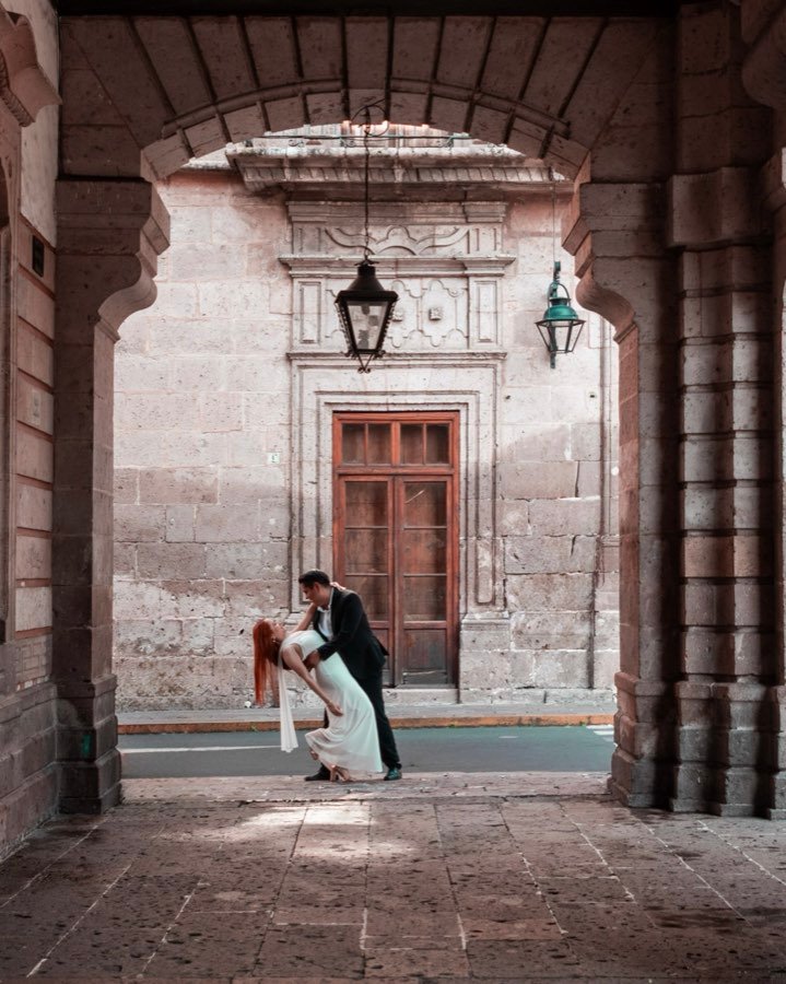 Denis y Everth bajo los arcos de cantera de Morelia