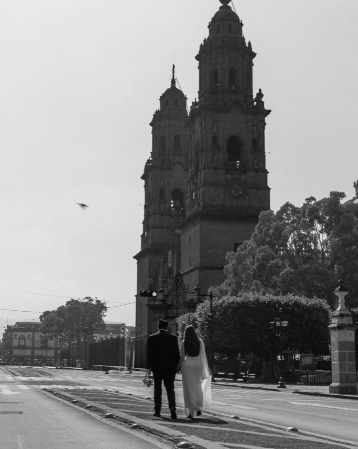 Denis y Everth caminando frente a la catedral