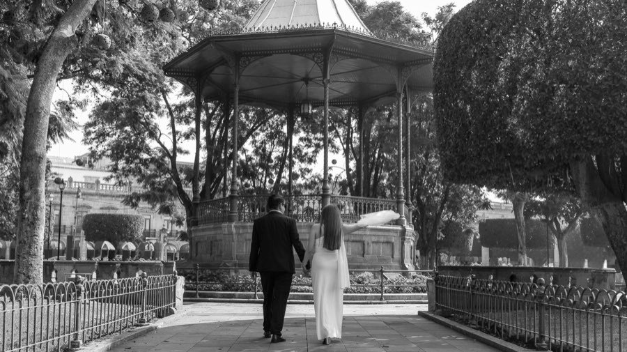 Denis y Everth caminando hacia el kiosco de la plaza
