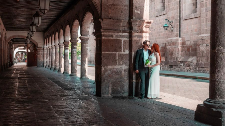 La pareja bajo los portales del centro