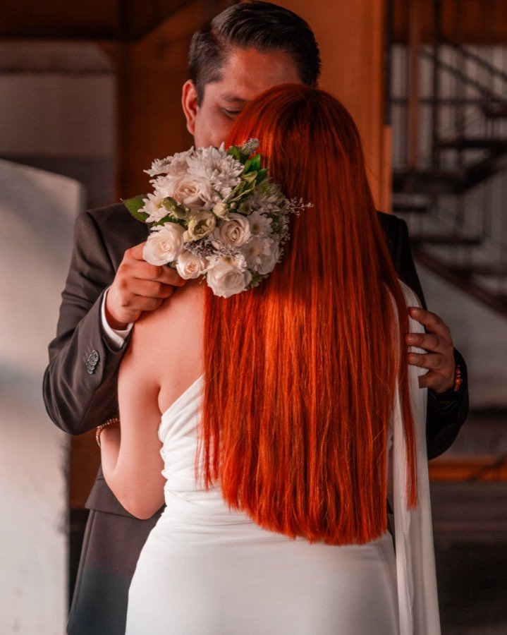 Abrazo con el ramo de novia